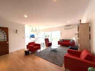 Bespoke Stays - Elegant Family Haven - 4