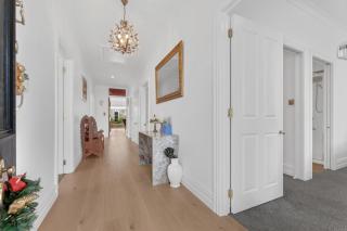 Bespoke Stays - Elegant Family Haven - 2