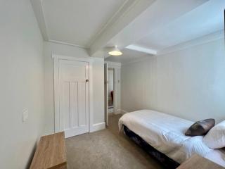Bespoke Stays - Beach Side Apartment - 5