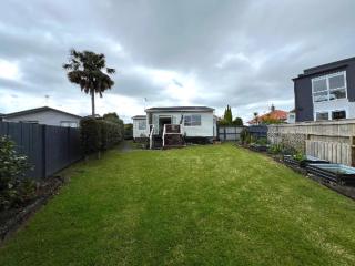 Bespoke Stays - Sunny 2 bedroom - 7