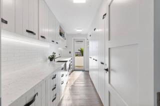 Bespoke Stays - Beachfront Paradise - 4