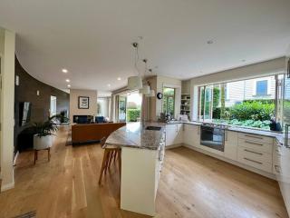 Spacious Family Retreat by Bespoke Stays - 2