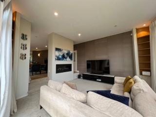 Spacious Family Retreat by Bespoke Stays - 5