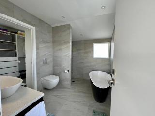 Bespoke Stays - Townhouse by the Sea - 1