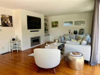 Bespoke Stays - Townhouse by the Sea - 8