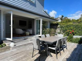 Bespoke Stays - Townhouse by the Sea - 9