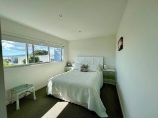 Bespoke Stays - Townhouse by the Sea - 3