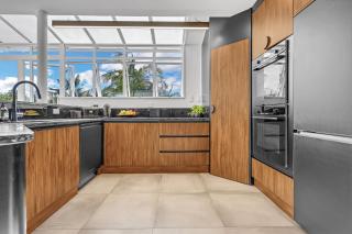 Bespoke Stays - Poolside Haven - 6