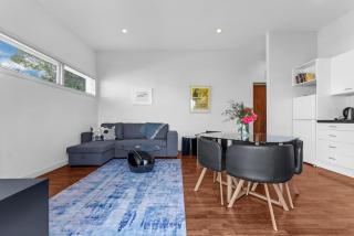 Bespoke Stays - Holiday Cheer At Narrow Neck - 7