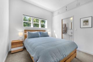 Bespoke Stays - Holiday Cheer At Narrow Neck - 4