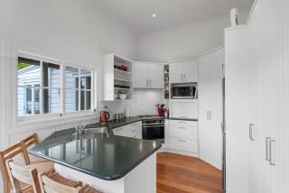 Bespoke Stays - Charming Villa in Devonport - 3