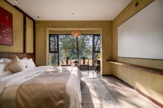 Chengdu Xiaoya Yard Hot Spring Hotel,is just a 20 minute drive from both the Sanxingdui Museum and the Chengdu Panda Base,Enjoy Soaking in natural hot springs,Traditional Chinese afternoon tea,Exquisite fruit platter - 4