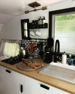 Vintage Shasta Camper for the best of NYC Glamping - 7