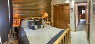 Montana Mountain Glamping: Charming Log Cabin with a Private Hot Tub in Darby - 1