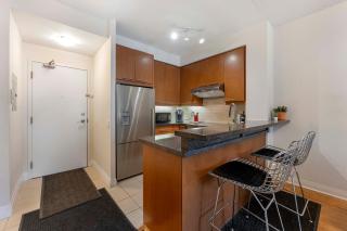 Luxury 1-Bedroom Condo in Yorkville, Downtown Toronto - 6