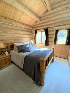 Tranquil Mountain Glamping Retreat: Stunning Log Cabin with a Hot Tub in Darby, MT - 3