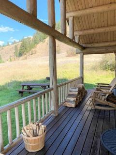 Tranquil Mountain Glamping Retreat: Stunning Log Cabin with a Hot Tub in Darby, MT - 2