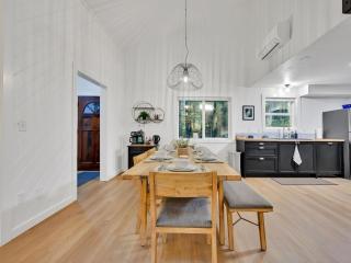 Park Forest Hideaway Pet Friendly Hot Tub EV Charger - 2