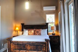 Cozy Hill Country Cottage Rental for Romantic Weekend Getaways from Austin - Hammetts Crossing - 1