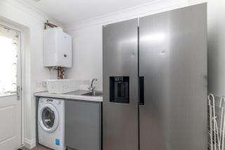 Modern 4 BR Home , Dedicated Office Space, Sleeps 7 - 7