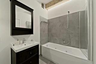 Attic Lake View with Free Parking - 5