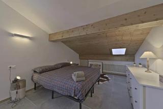 Attic Lake View with Free Parking - 4