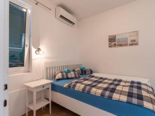 Two Bedroom Apartment With Terrace And Garden View - 8