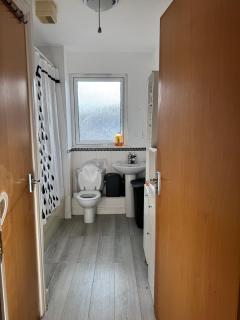 Charming Edinburgh Apartment with Electric Heating Free WiFi - 4