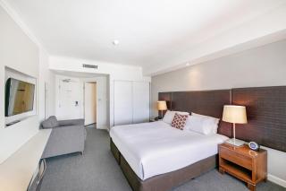 Modern Harbour Retreat with Sweeping Views Pool - 3