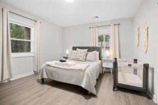 10 Min to Downtown - Desk - Fenced Yard - Wi-Fi - 8