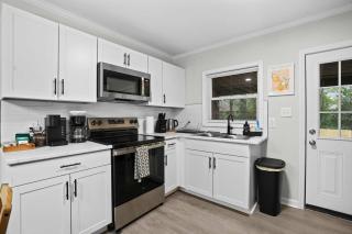 10 Min to Downtown - Desk - Fenced Yard - Wi-Fi - 6