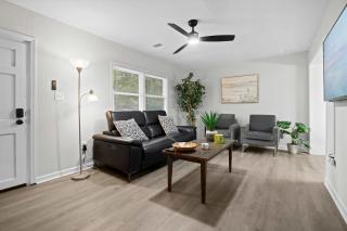 10 Min to Downtown - Desk - Fenced Yard - Wi-Fi - 5