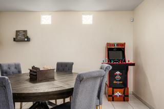 Reel fun Centrally Located w Movie Room Pool Hot Tub - Phoenix - 3