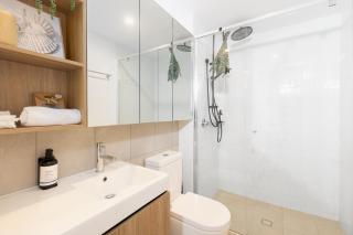 West End 2BR Gem with Rooftop Pool, Balcony & Parking - 2