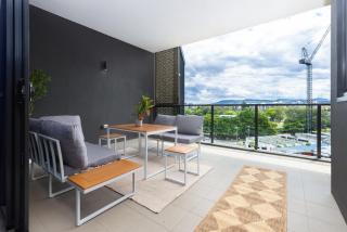 West End 2BR Gem with Rooftop Pool, Balcony & Parking - 4