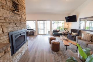 Waterfront Oasis, Private Dock and Lake Views - 8