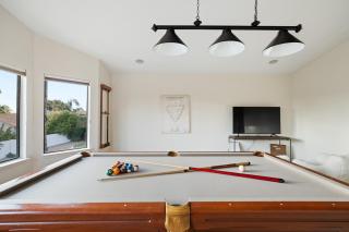 Arch Views Beautifully designed home with swimming pool table and more - Phoenix - 7