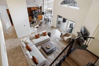 Arch Views Beautifully designed home with swimming pool table and more - Phoenix - 3