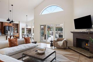 Arch Views Beautifully designed home with swimming pool table and more - 1