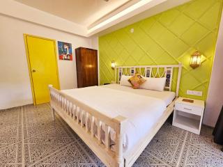 Spacious Condo with Pool View - 8