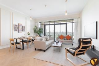 Vogue Vacation Homes, Emirates Hills, Vida The Hills Residence near Marina and JBR, Three Bedroom Apartment with Balcony and Golf Club View, Access to all Amenities - 1