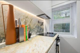 Deluxe Bondi Suite AC Internal Laundry - 2