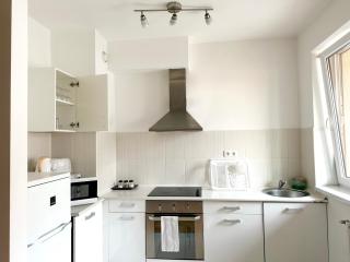 Prime Stay - Premium 2 Bedroom Family Apartment with Balcony - 4