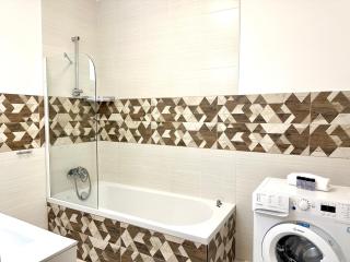 Prime Stay - Deluxe 2 Bedroom Family Apartment with Balcony - 8