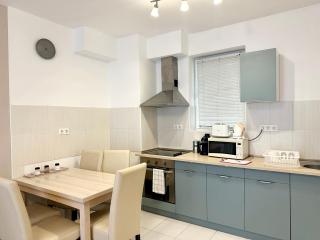 Prime Stay - Deluxe 2 Bedroom Family Apartment with Balcony - 1