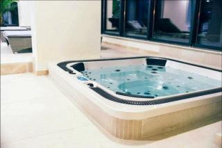 Marina Breeze - Beach Pool Spa Resort Jacuzzi Pool Sauna - 3