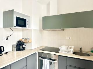 Prime Stay - Deluxe 1 Bedroom Apartment with Balcony - 6