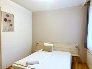 Prime Stay - Deluxe 1 Bedroom Apartment with Balcony - 4