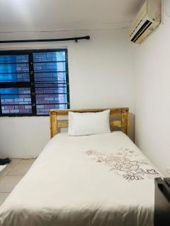 Lobone's Apartments - Gaborone - 6