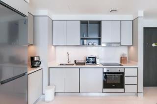 Elegant 1BR at Sunrise Bay with Stunning Palm View - 4